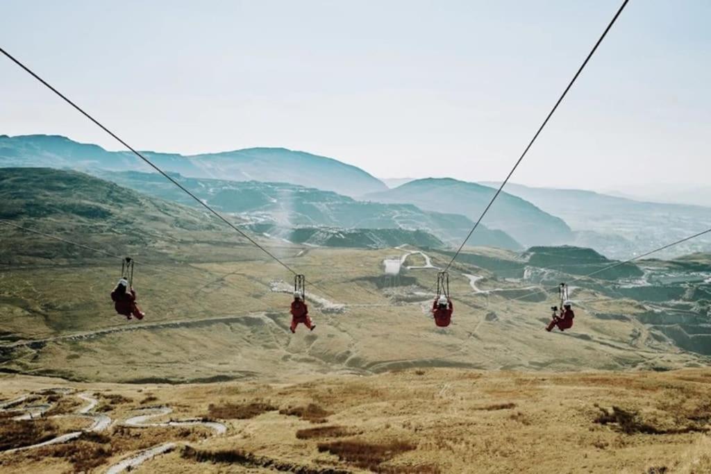 Zipworld Waterfalls Eryri Dogs Welcome 3 Bed Sleeps 5 布莱奈费斯蒂尼奥格 外观 照片